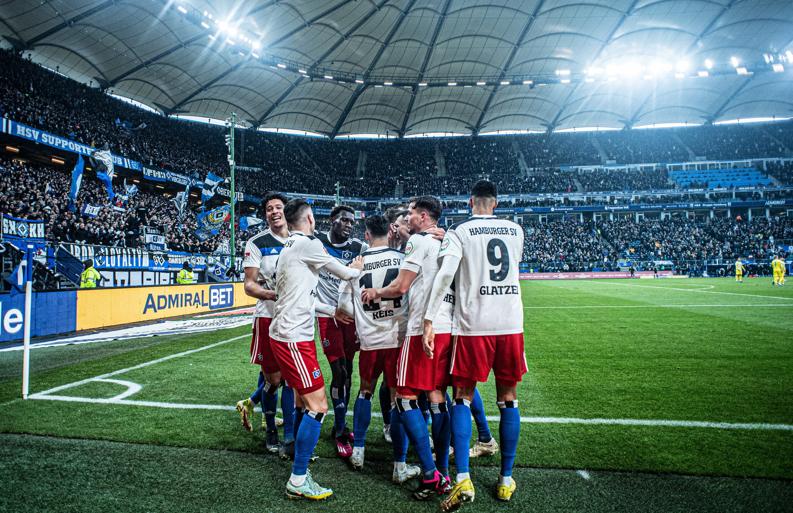 HSV-Profis jubeln an Eckfahne im Volksparkstadion