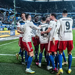 HSV-Profis jubeln an Eckfahne im Volksparkstadion