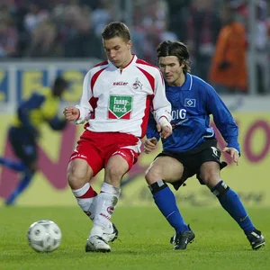 2003 feierte Podolski sein Debüt in der Bundesliga gegen den HSV (hier gegen Wicky/r.)