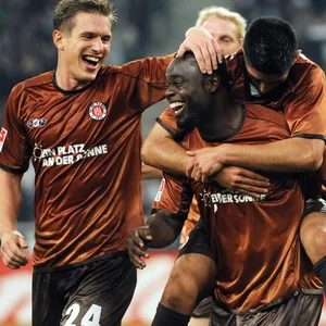 Gerald Asamoah bejubelt seinen Ausgleichstreffer mit Carsten Rothenbach (l.) und Carlos Zambrano.
