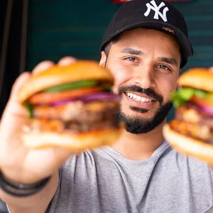 Gastronom Zulfikar Hussain eröffnet einen neuen Burger-Laden in Hamburg.