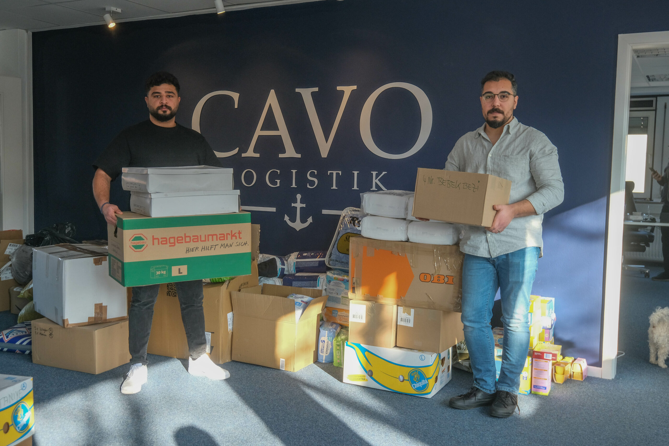 Can Cagil (28, l.), und Volkan Kececi (31), Betreiber von „Cavo Logistik“.