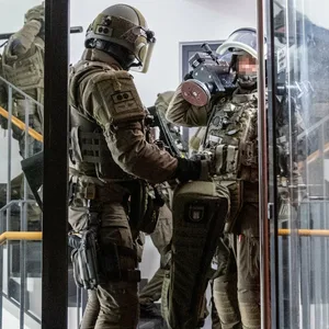 SEK-Beamte am Einsatzort in Barmbek-Süd.