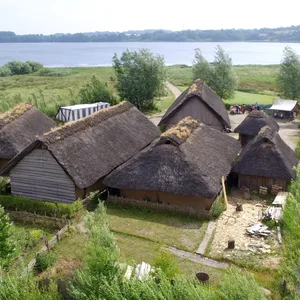 Die nachgebauten Wikingerhäuser von Haithabu (Archivbild). Ein Sondengänger fand hier ein Säckchen mit wertvollem Schmuck.