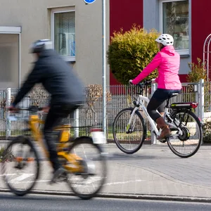 Während Pedelec-Fahrer auf dem Radweg fahren dürfen, müssen S-Pedelecs die Straße nutzen (Symbolbild).