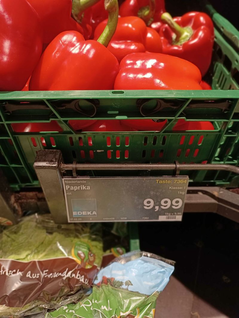Aufnahme eines Presischilds für Paprika in einem Supermarkt
