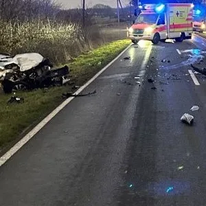 Die Unfallstelle im Ortsteil Ohrensen. Die Straße glich einem Trümmerfeld.