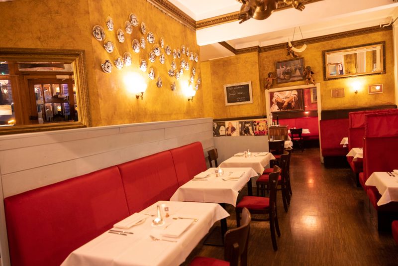 Das „Freudenhaus“ auf dem Kiez: Da kann man Olivia Jones beim Schnitzel treffen.