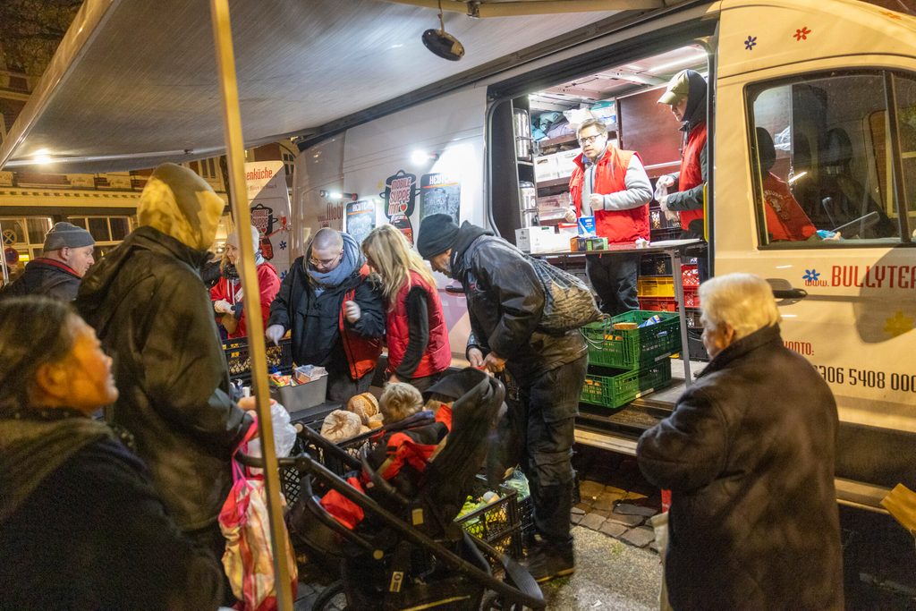 Bullysuppenküche gibt Spenden der Tafel an Bedürftige aus