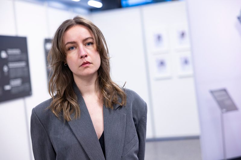 Sylvie Gühmann unterstützt die Ausstellung „Was hattest du an?“ am Forschungscampus Bahrenfeld, indem sie ihre Erfahrungen teilt.