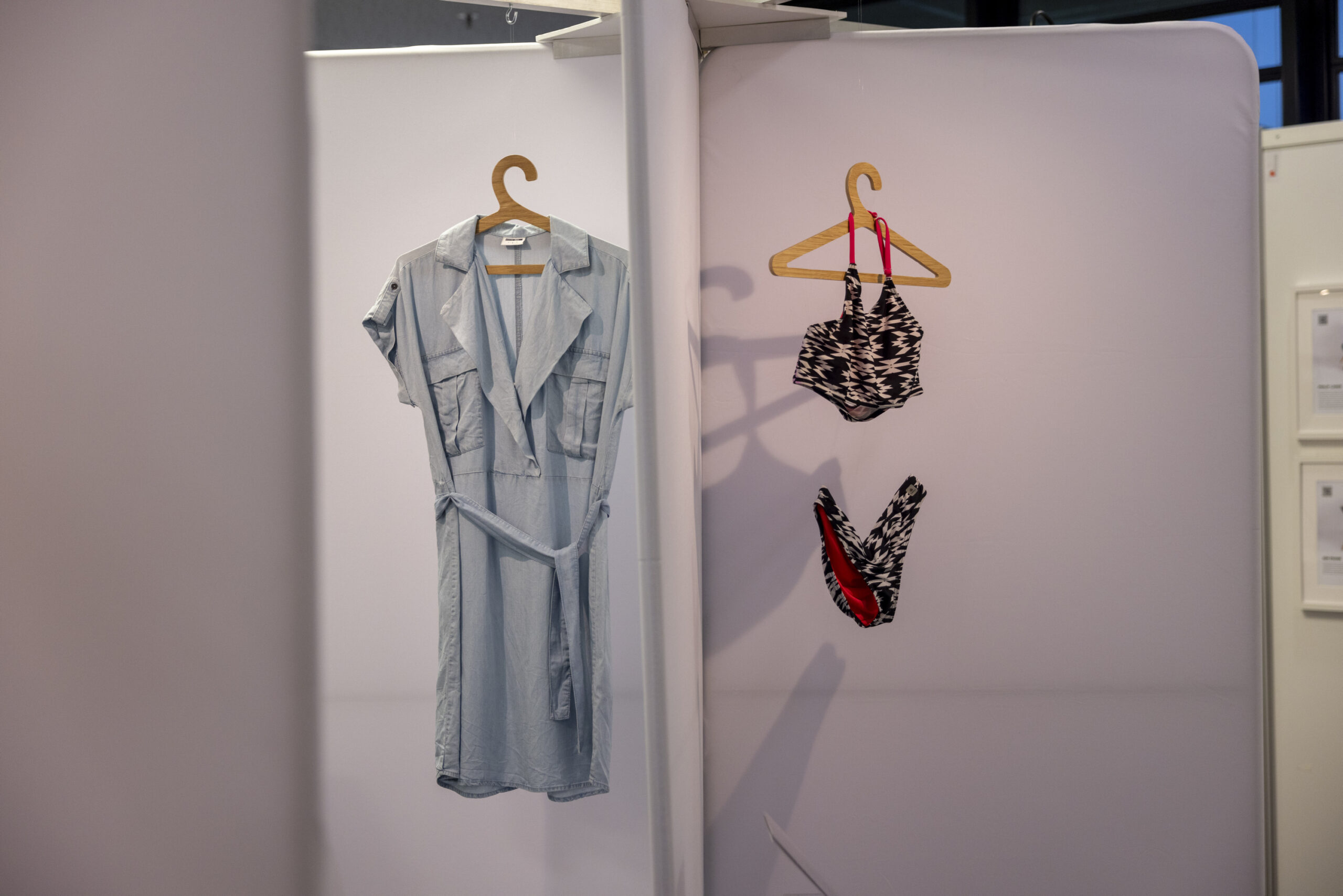 In der Ausstellung werden Kleidungsstücke gezeigt, die Opfer sexueller Gewalt während eines solchen Übergriffes trugen.