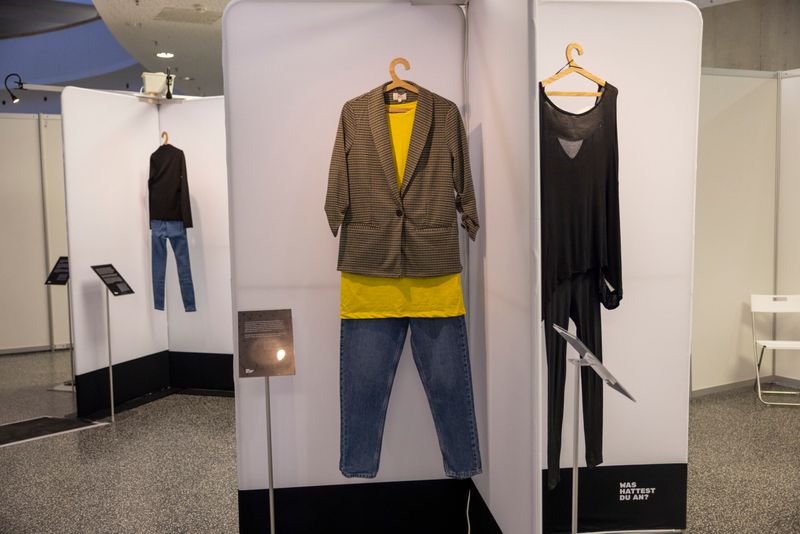 Ob Blazer, T-Shirt oder Strickjacke – die Ausstellung zeigt: Das Outfit ist ziemlich egal.