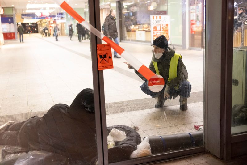 Nina Deicher (24) versucht den Obdachlosen mit einer Beinwunde am Altonaer Bahnhof davon zu überzeugen, sich ins Krankenhaus bringen zu lassen.