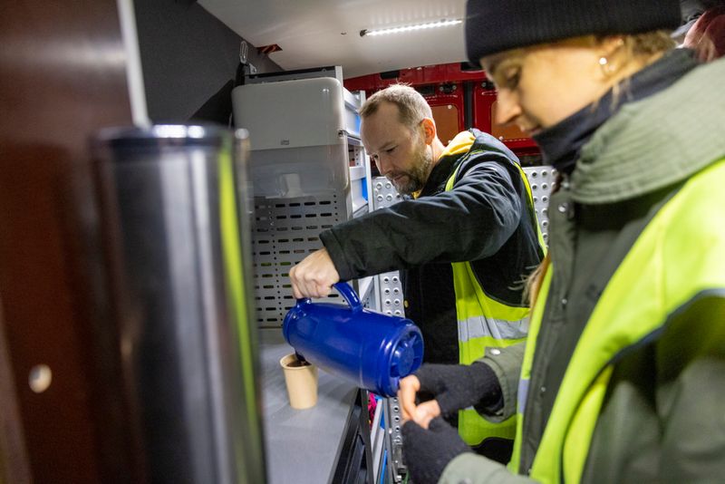 Die Ehrenamtlichen beim Kältebus Carsten Heuser (47) und Nina Deicher (24) geben heiße Getränke wie Kaffee aus.