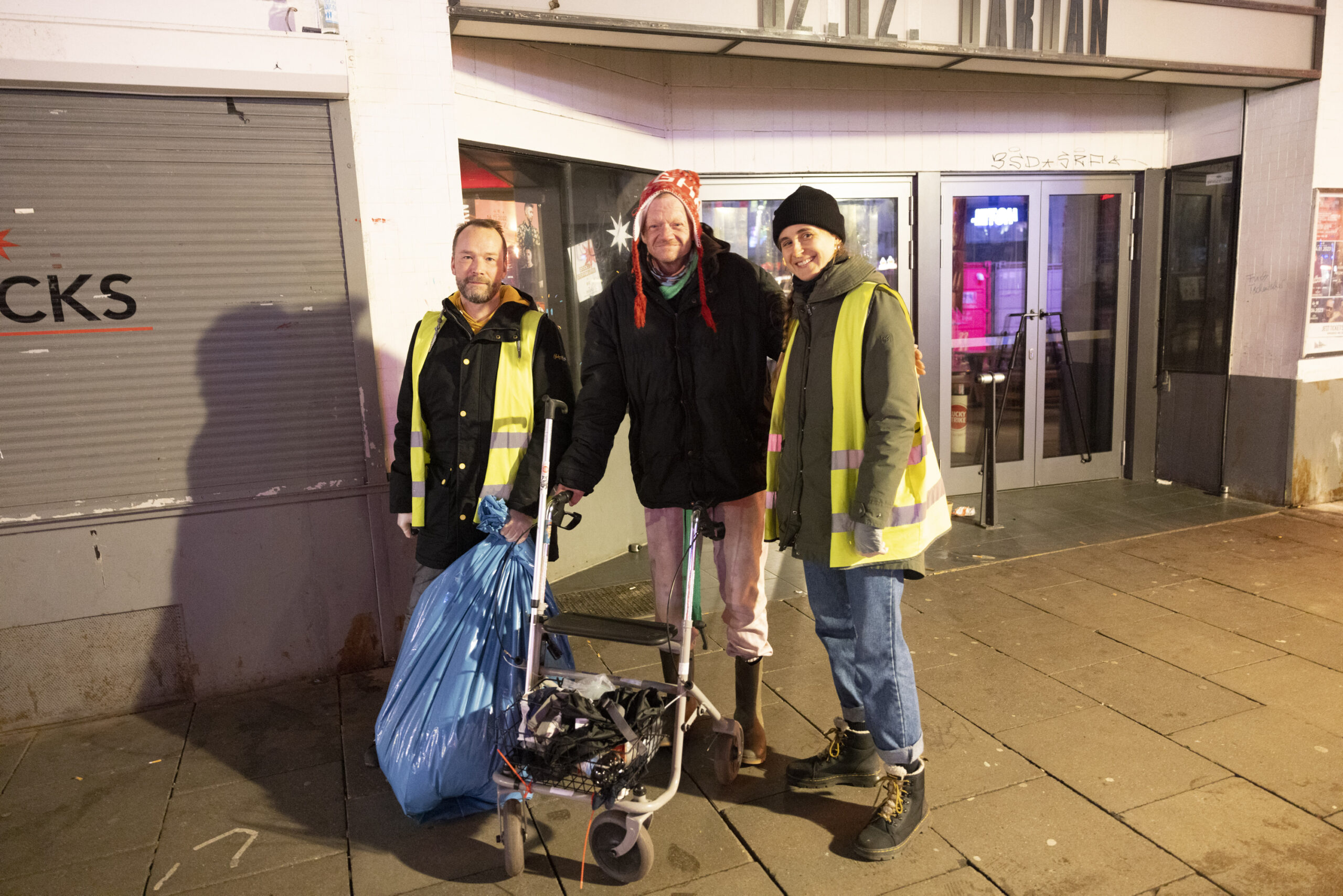 Der Obdachlose Peppi (53, Mitte) ist sehr dankbar für den Kältebus. (Links: Kältebus-Fahrer Carsten Heuser; Rechts: Kältebus-Fahrerin Nina Deicher)