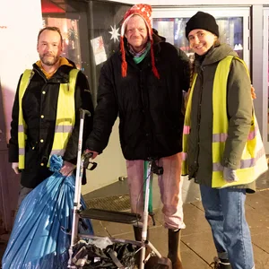 Der Obdachlose Peppi (53, Mitte) ist sehr dankbar für den Kältebus. (Links: Kältebus-Fahrer Carsten Heuser; Rechts: Kältebus-Fahrerin Nina Deicher)