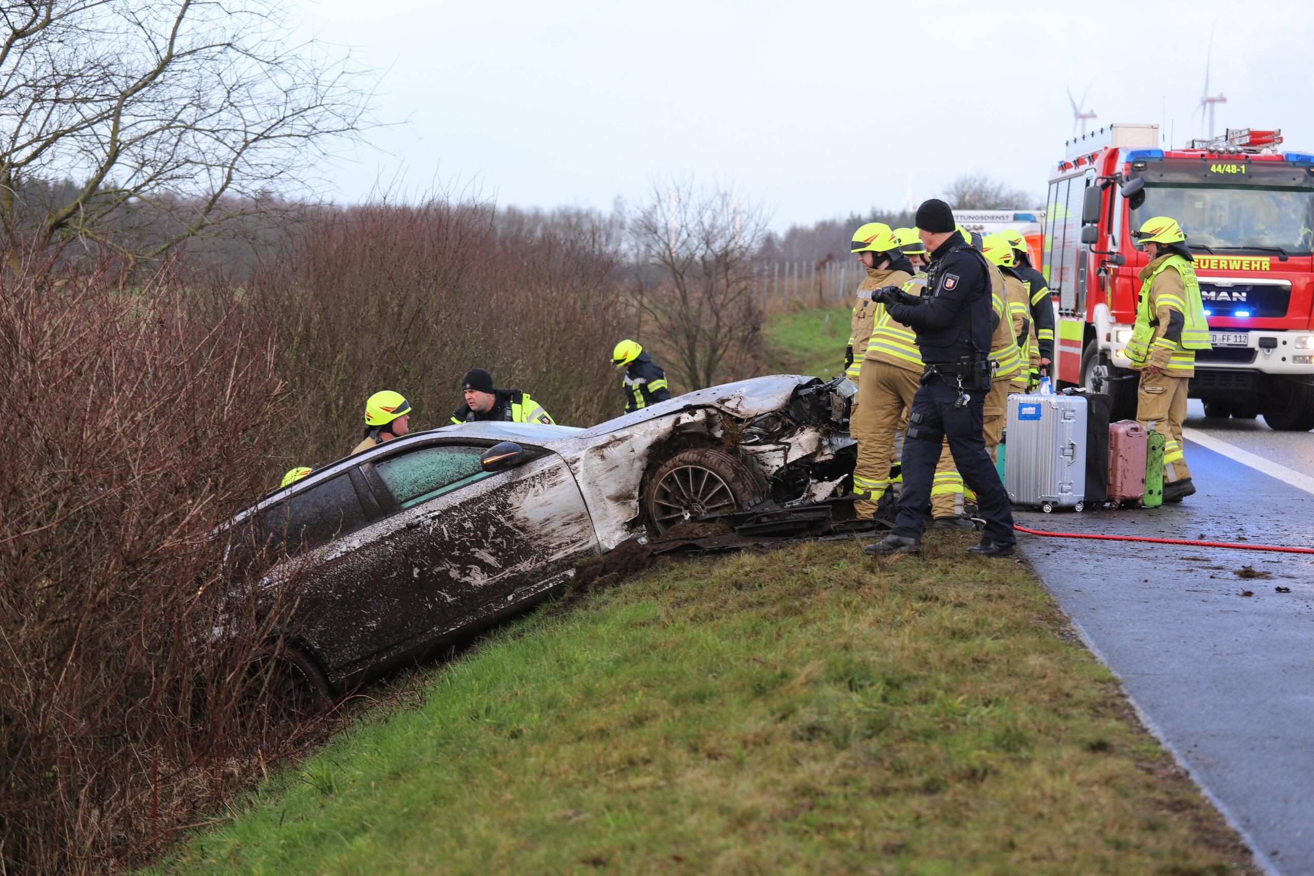 Die Unfallstelle an der A23. Zwei Insassen des Mercedes wurden schwer verletzt.
