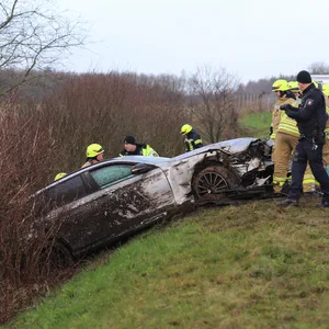 Die Unfallstelle an der A23. Zwei Insassen des Mercedes wurden schwer verletzt.