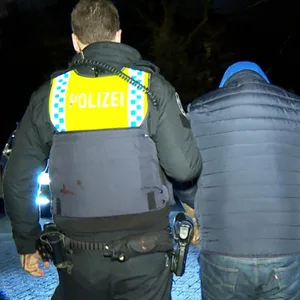 Polizisten nehmen den Bruder (52) der Frau vorläufig fest. Später kommt er wieder frei.