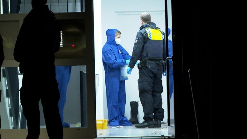 Streifenpolizisten und Beamte der Spurensicherung am Tatort in Niendorf.