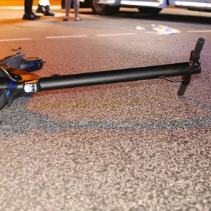 Mädchen auf Scooter missachtet Vrfahrt und wird von Auto erfasst