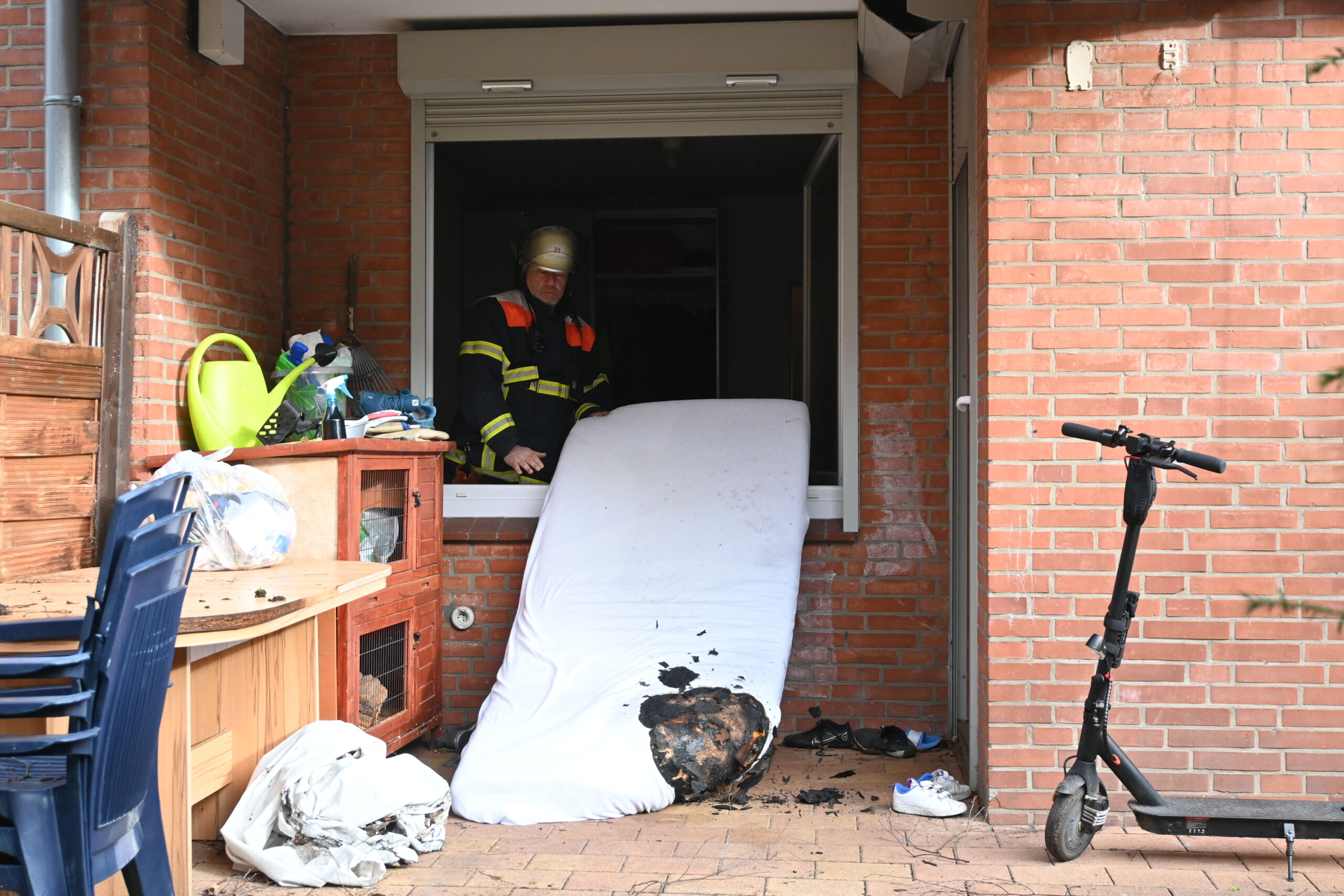 Brand in Wohnhaus in Hamburg – Feuerwehr löscht brennende Matratze