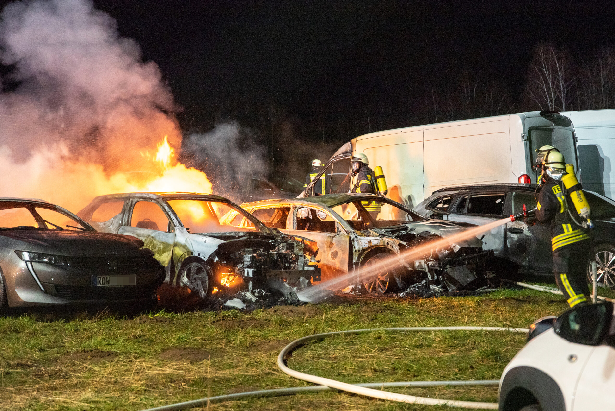 21 Neuwagen bei Brand im Norden zerstört