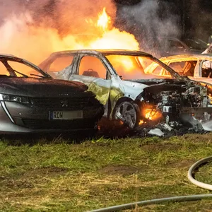 21 Neuwagen bei Brand im Norden zerstört