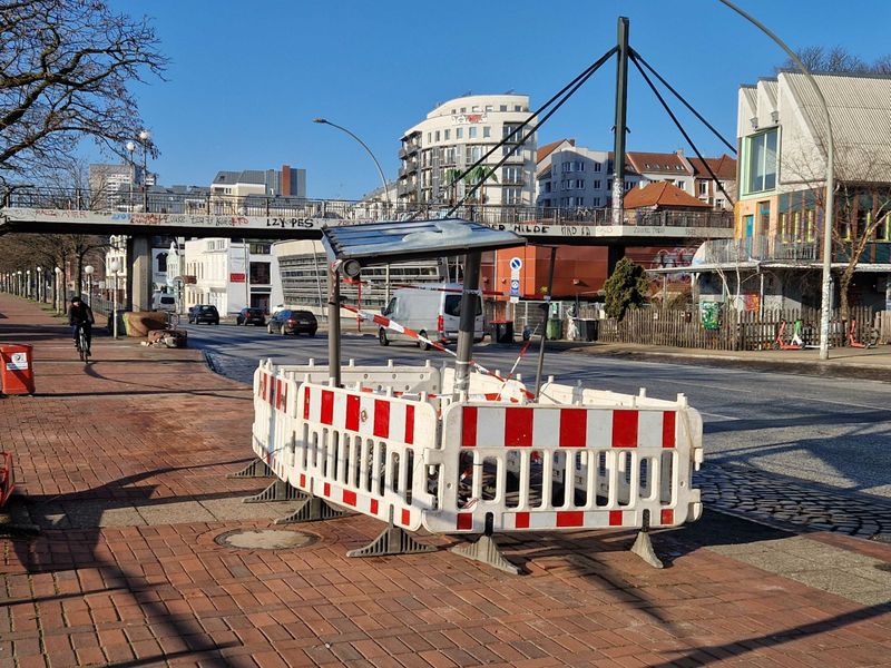 Die völlig demolierte Bushaltestelle Hafentreppe wurde abgesperrt.