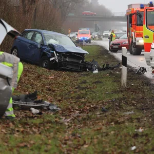 Bei dem Unfall wurden vier Menschen verletzt.