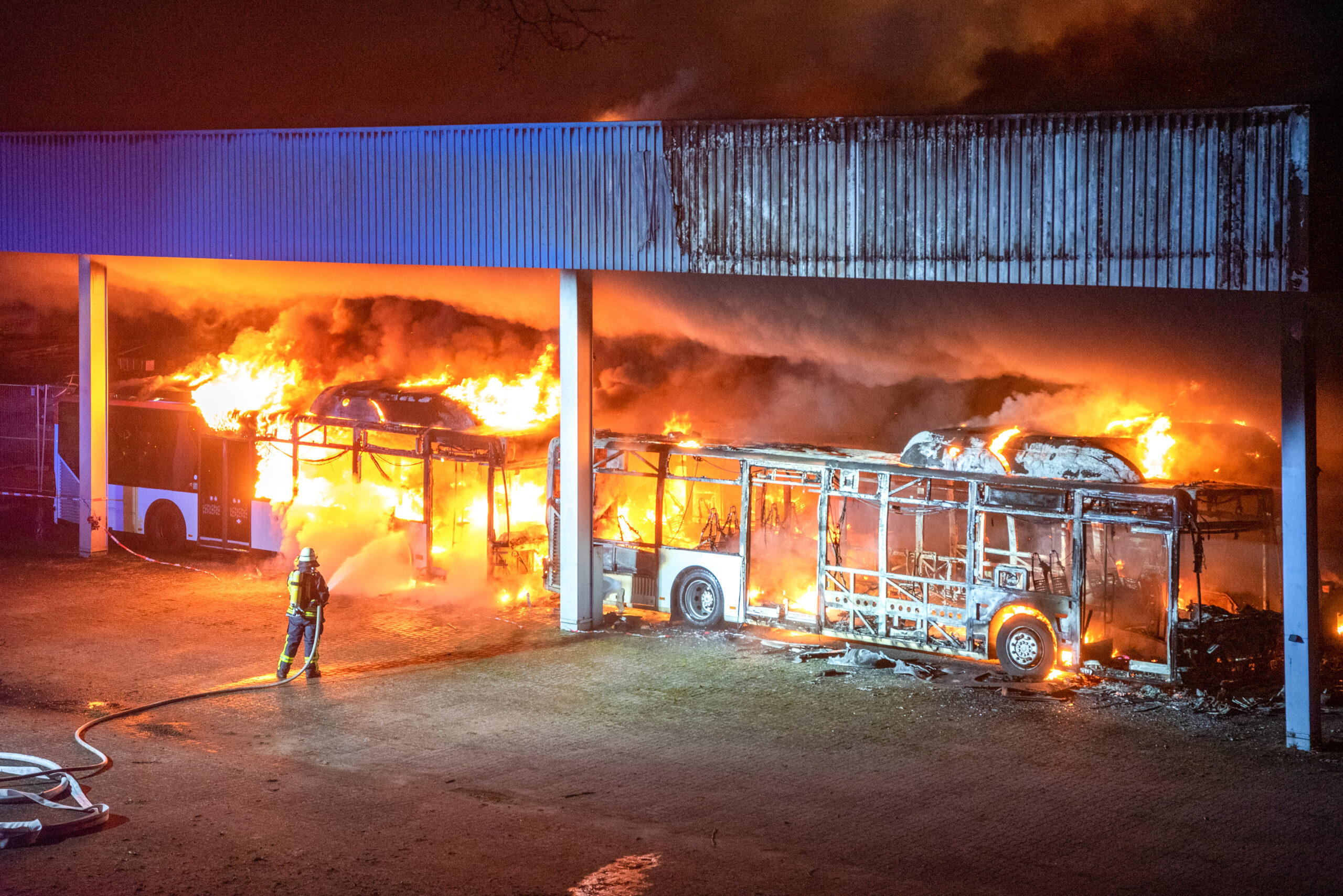 Zahlreiche Busse und Autos wurden durch das Feuer zerstört.