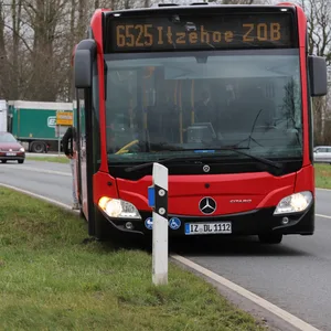 Motorrad kolliert mit Linienbus - Biker schwer verletzt