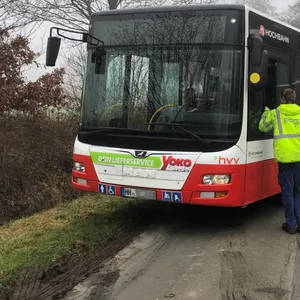 Fahrer eines Linienbus verfährt sich im Nebel und landet auf Acker