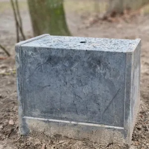 Diese Betonklötze stehen seit Wochen überall in Eimsbüttel herum.