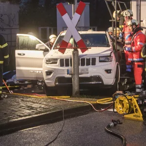 Feuerwehrkräfte arbeiten an dem Jeep. Die Fahrerin kam ins Krankenhaus.