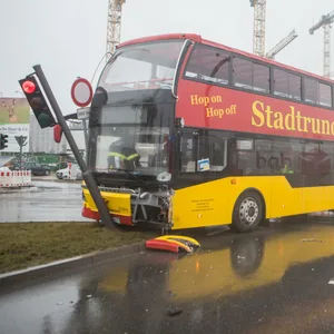 Der Bus kam auf einer Mittelinsel zum Stehen, eine Ampel wurde dabei beschädigt.