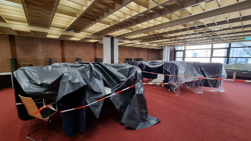 Planen über den Arbeitsplätzen im Studio der Staatsbibliothek: Hier können derzeit keine Studenten sitzen.