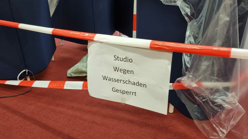 Ein Schild weist die Studenten auf die Sperrung hin.
