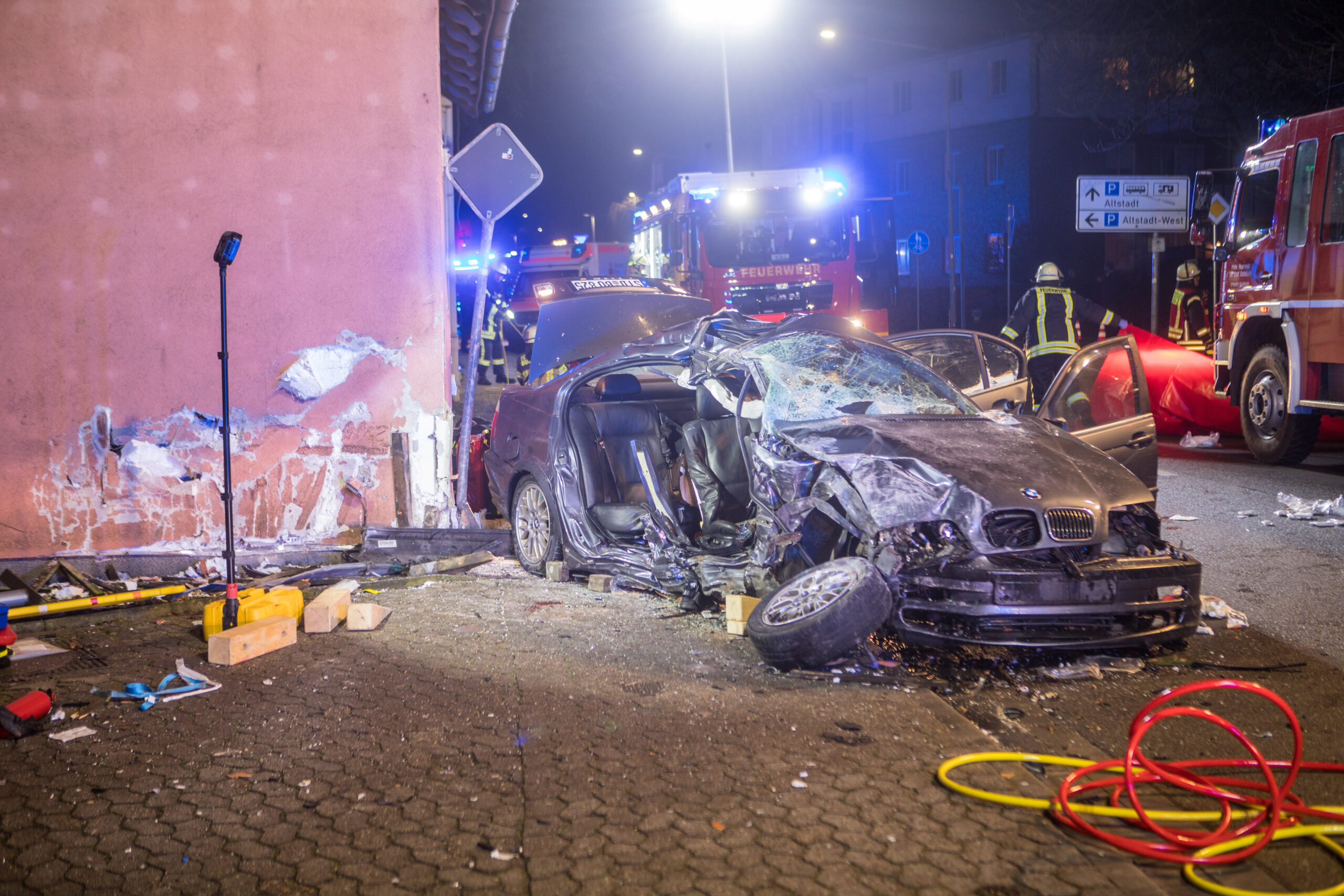 BMW rast in Buxtehude in Haus – vier Insassen zum Teil lebensgefährlich verletzt