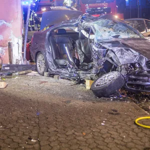 BMW rast in Buxtehude in Haus – vier Insassen zum Teil lebensgefährlich verletzt