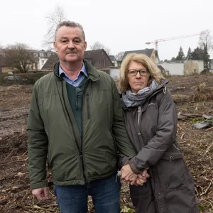 Herbert Siegert und seine Frau Christine auf der kahlgeschlagenen Fläche.