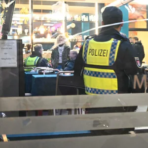 Polizisten kontrollieren einen der zwei Harburger Kulturvereine.