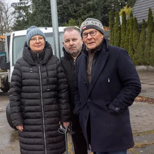 Die Anwohner Kristina und Hermann und Frömmrich und Thomas Bringe (m.) wurden von der Aktion völlig überrumpelt.