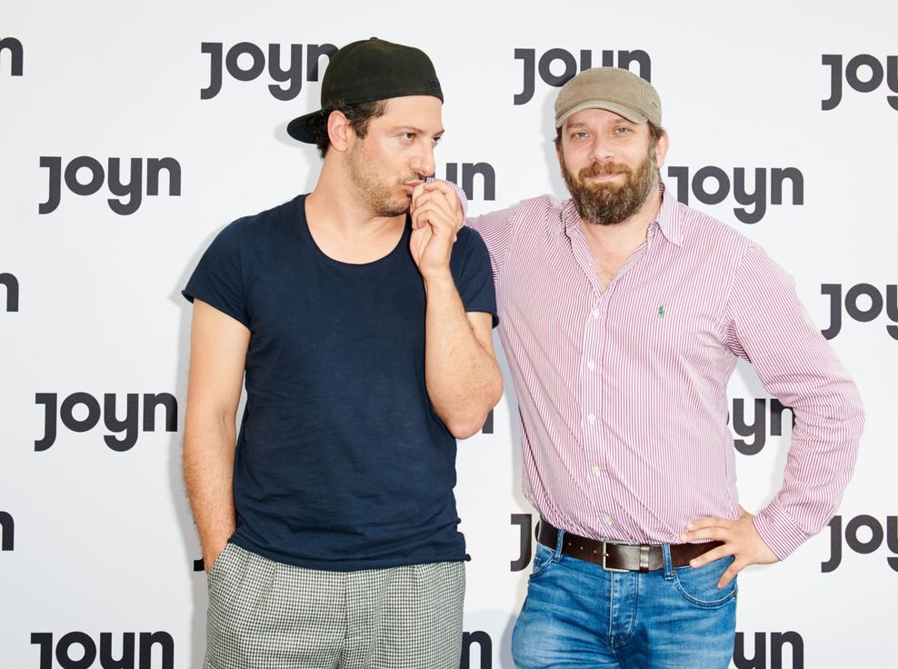 Schauspieler Fahri Yardim (l) küsst die Hand seines Kollegen Christian Ulmen. 