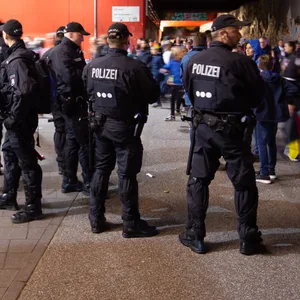 Nach Spielende – HSV-Fans verprügeln Familie am Stellinger Bahnhof