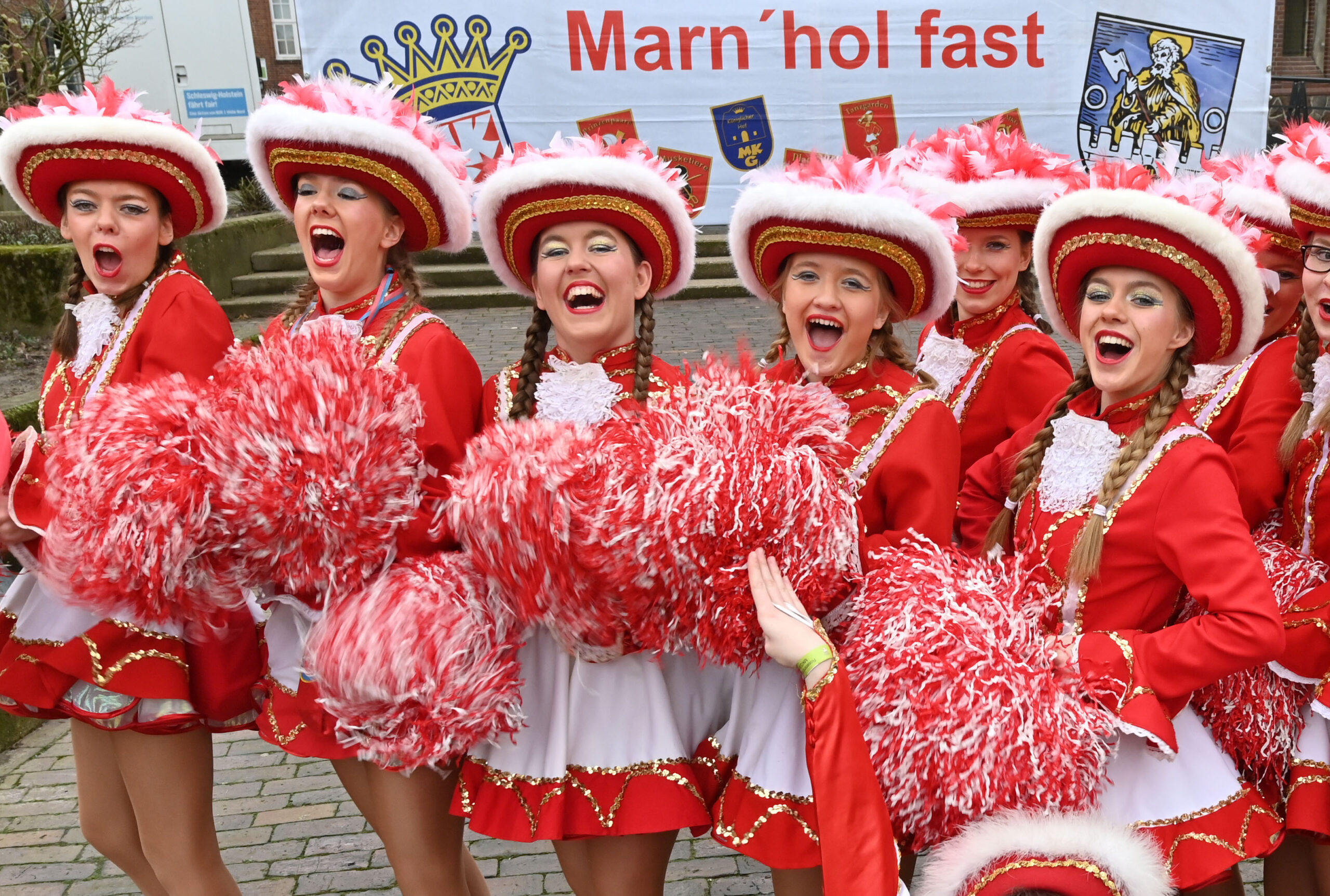 Tanzmariechen sorgen 2020 für gute Stimmung beim Rosenmontagsumzug in Marne.