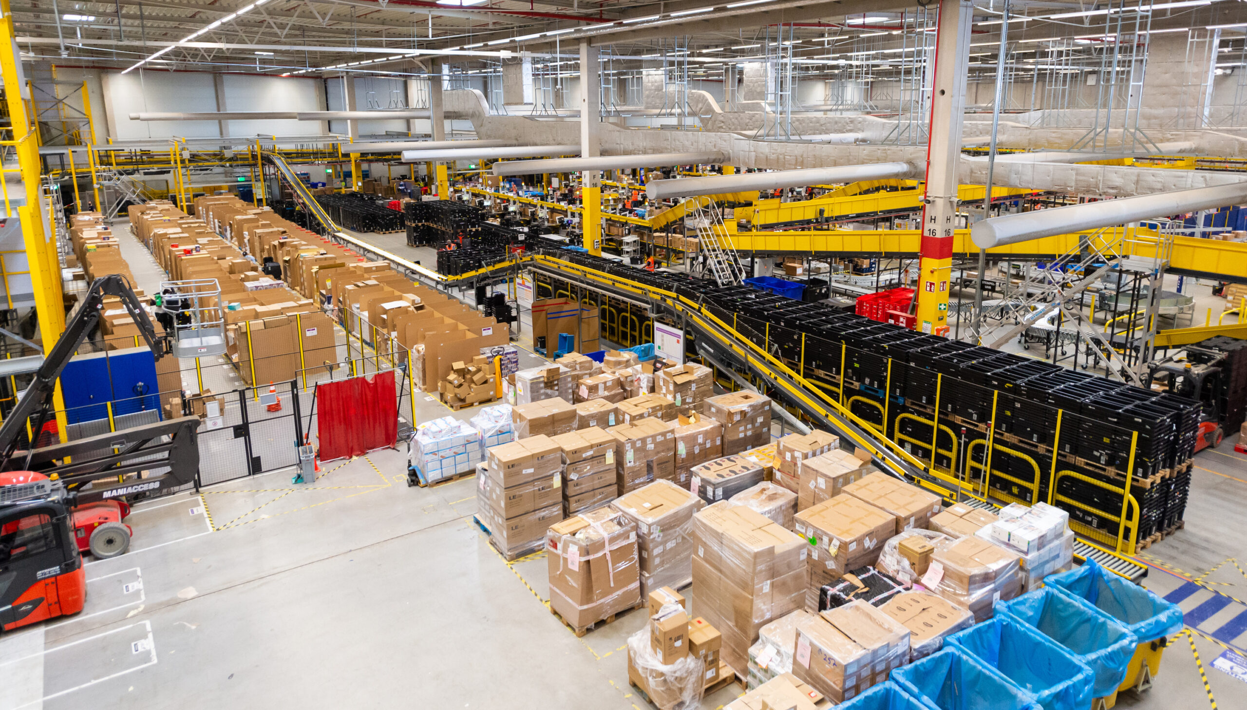 Ware steht in einem Amazon-Logistikzentrum.