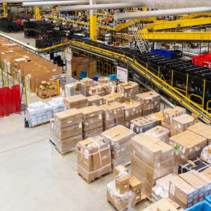 Ware steht in einem Amazon-Logistikzentrum.