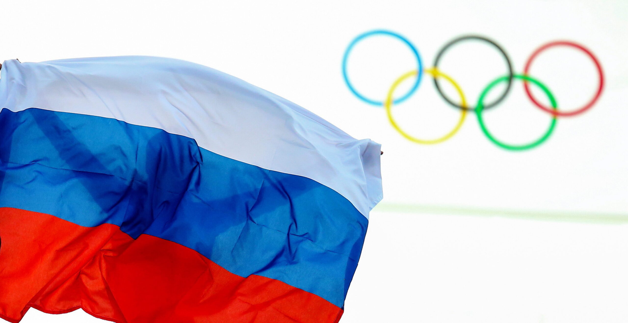 Russische Flagge vor den Olympischen Ringen