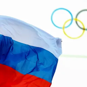 Russische Flagge vor den Olympischen Ringen